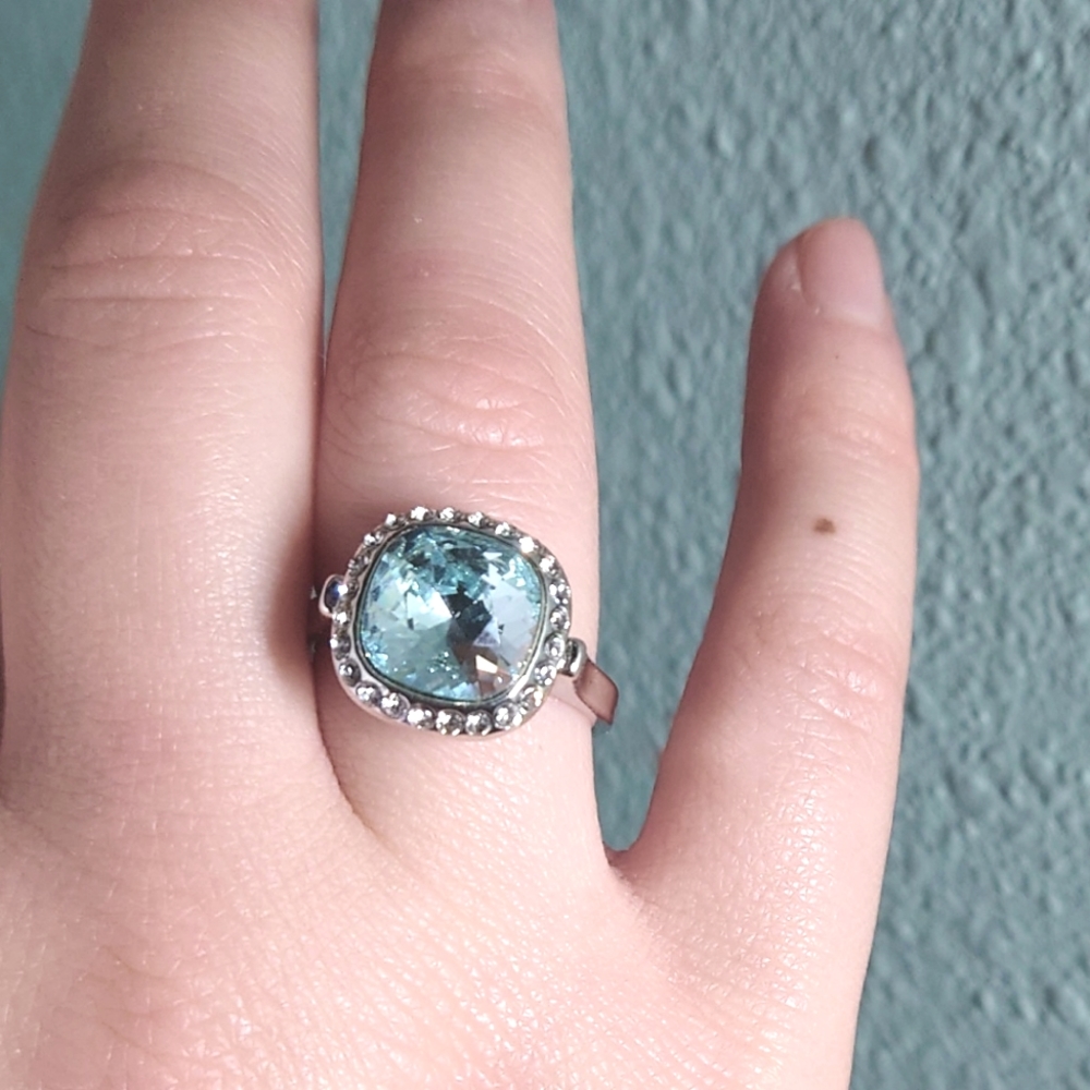 🚭 size 8 aqua cushion silver tone ring with swarovski crystals
